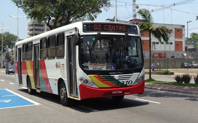 Passageiros podem pegar ônibus fora dos pontos entre 22 às 5h em Cubatão