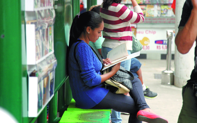 10 mil livros são arrecadados em quatro meses de Leia Santos