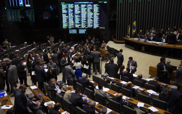 Câmara aprova em segundo turno PEC que reduz a maioridade penal