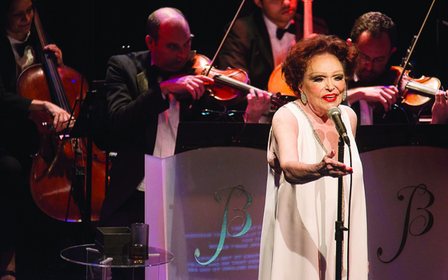 A dama do teatro canta Sinatra em Santos