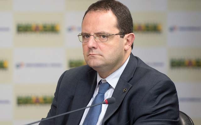 Governo anuncia corte de dez ministérios