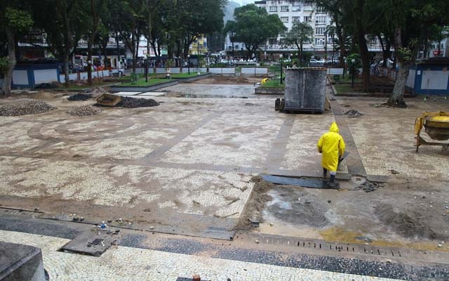Esplanada da Praça Mauá está na fase de colocação do mosaico