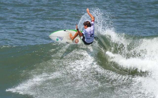 Boas atuações marcam primeira etapa do Circuito Rip Curl Guarujaense de Surf