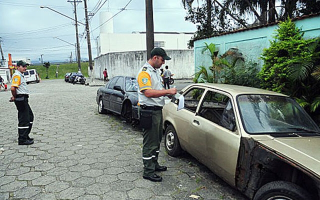 PG retira veículos abandonados das vias