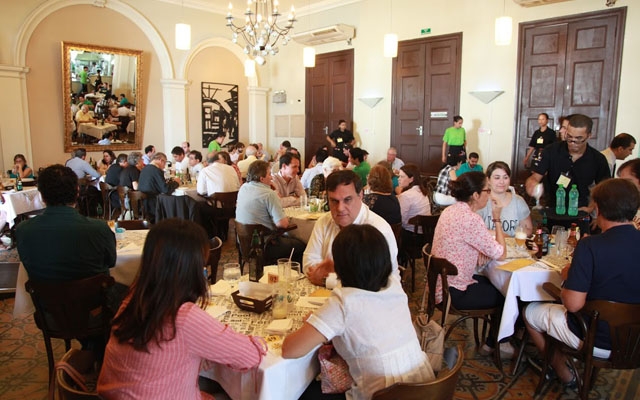 Restaurante-escola homenageia pais com sobremesa grátis no sábado