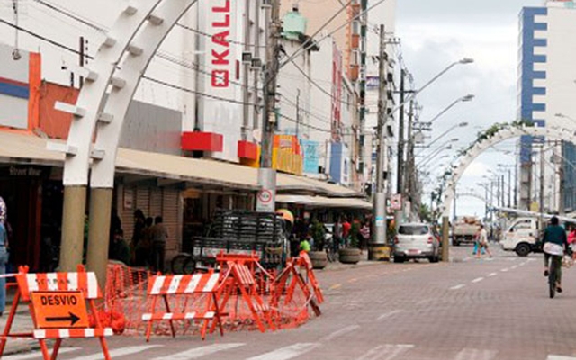 Obras interditam Avenida Costa e Silva em PG