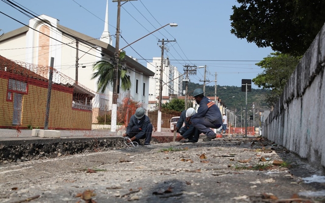 Prefeitura executa sarjetas para ciclovia da Afonso Schmidt