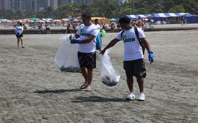 Mutirão de limpeza das praias mobiliza cerca de 300 pessoas