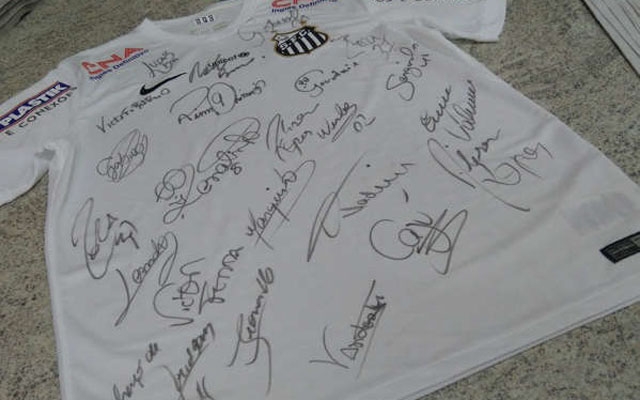 ONG sorteia camisa oficial autografada por jogadores do Santos F.C