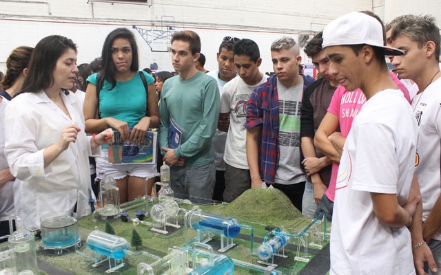 Feira de Profissões da Unisanta esclarece dúvidas e cadastra para estágios