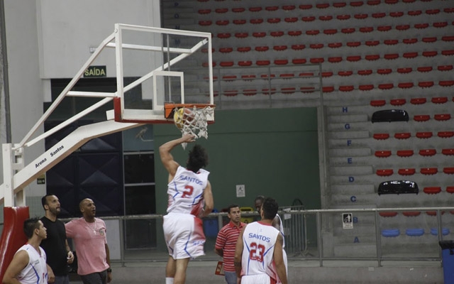 Basquete masculino volta a vencer