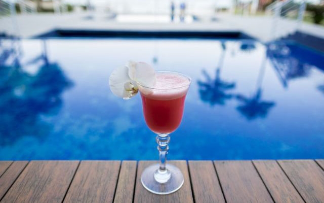 Sofitel Guarujá Jequitimar celebra Outubro Rosa com drinks e sobremesas