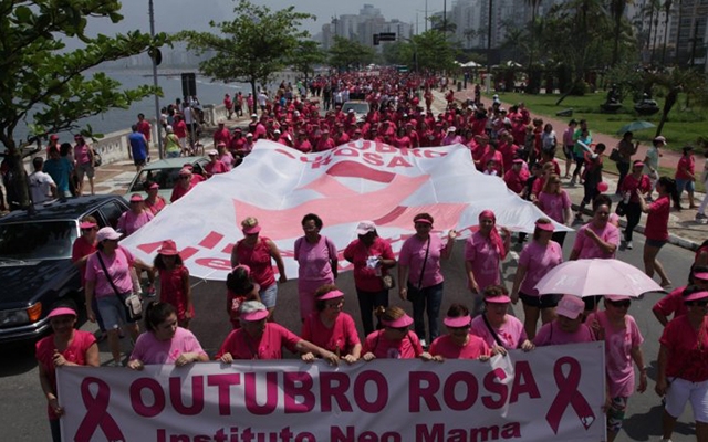 7ª Caminhada e 2ª remada do Outubro Rosa reúnem cerca de 5 mil pessoas na orla da praia