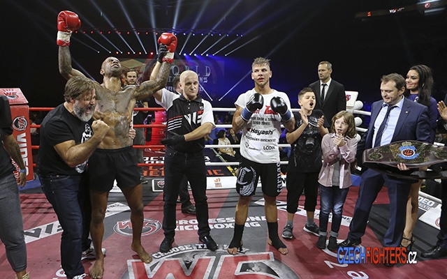 Santista é campeão mundial de kickboxing