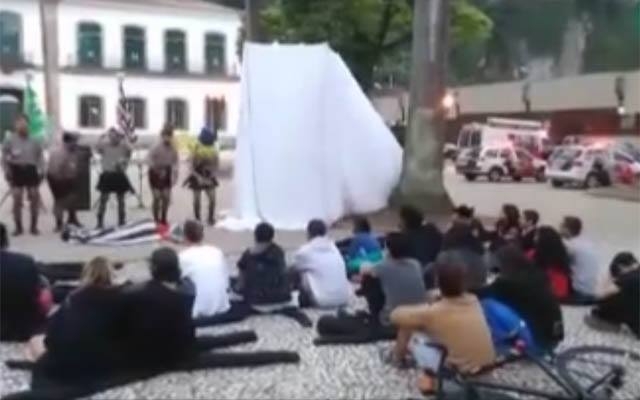 PMs interrompem peça de rua que tem apoio do Governo do Estado