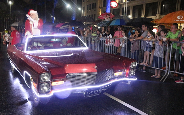 Chegada do Papai Noel no Shopping Balneário atrai cinco mil pessoas