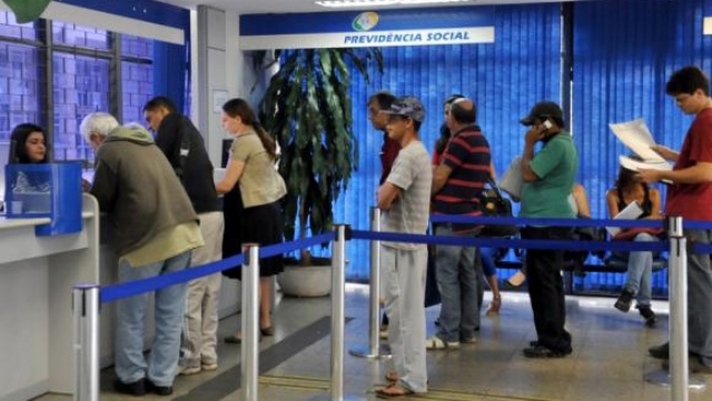 Idade mínima para aposentadoria divide especialistas e centrais sindicais