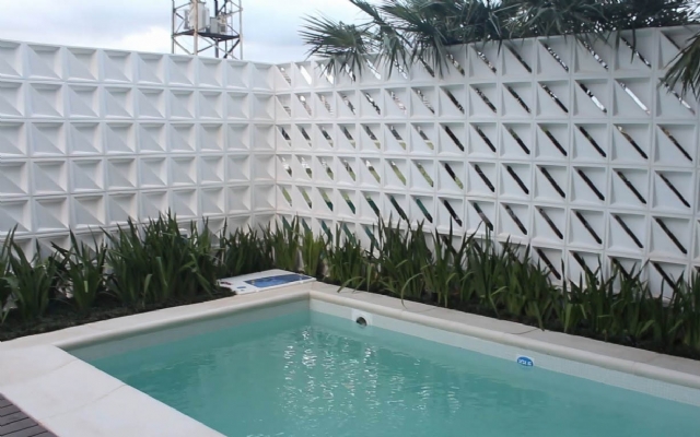 Piscina aconchegante e moderna