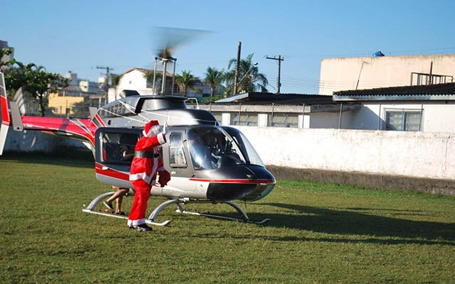 Papai Noel chega de helicóptero e faz a alegria de 600 crianças em Guarujá | Jornal da Orla