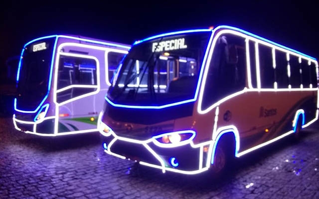 Ônibus de Santos estão iluminados para o Natal