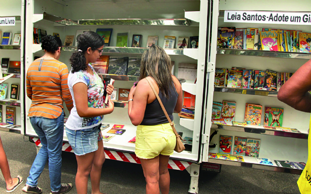 Biblioteca móvel percorre os bairros da cidade