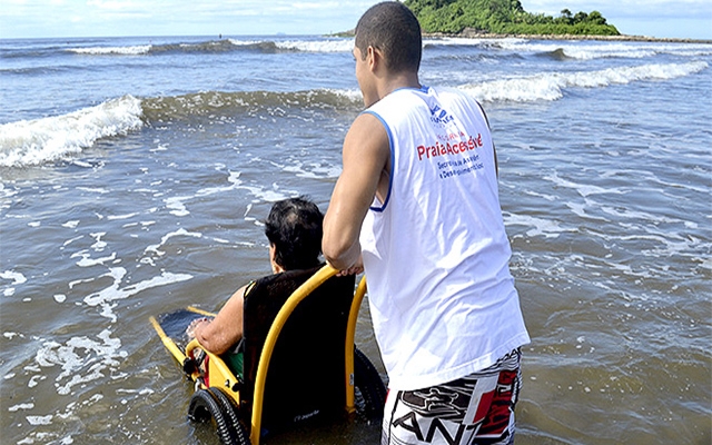 Praia Acessível terá vôlei, surfe, frescobol e handbike adaptados neste verão