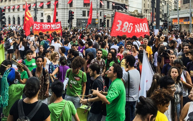 Movimento Passe Livre protesta contra aumentos em SP