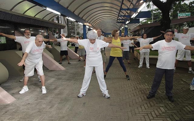 Idosos podem praticar exercícios físicos na Ilha Criativa em Santos