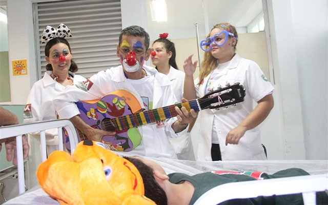 Palhaços divertem crianças na UPA de Guarujá