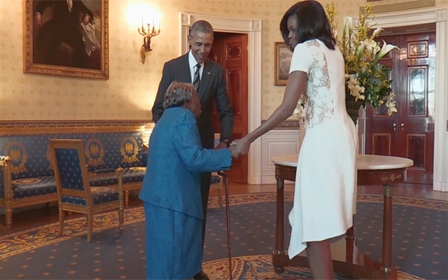 Casal Obama recebe americana de 106 anos na Casa Branca