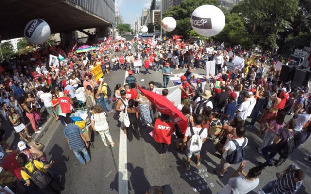 Ato em apoio a Dilma reúne militantes em todo o país