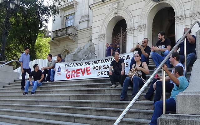 Técnicos de Informática de Santos entram em greve e atendem a população gratuitamente