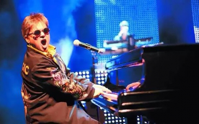 Tributo a Elton John chega ao Guarujá