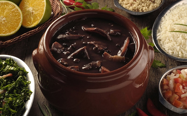 Sábado é dia de feijoada e feira de arte e antiguidades no Centro
