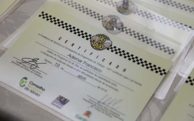 Taxistas santistas são capacitados para fazer o transporte de idosos