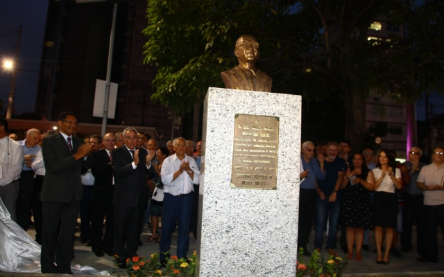 Praça dos Expedicionários ganha busto de José Ogando | Jornal da Orla