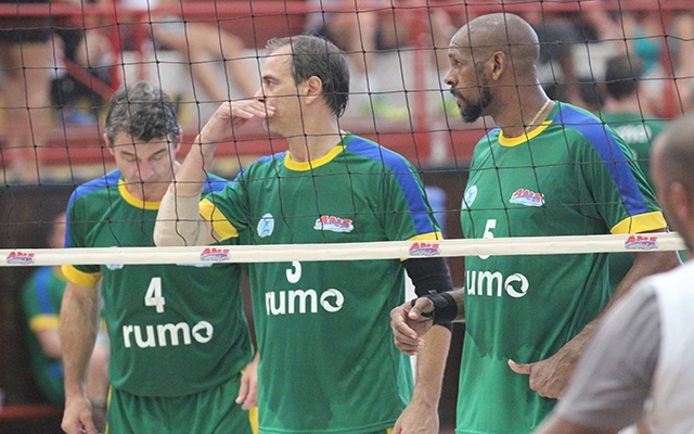 Campeonato de vôlei reúne ídolos no Clube Internacional | Jornal da Orla