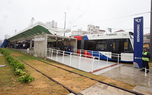 Obras do VLT em Santos avançam com entrega de estação e veículos