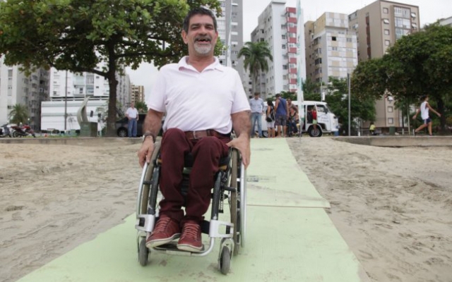 Praia Acessível começa a usar esteiras de acesso