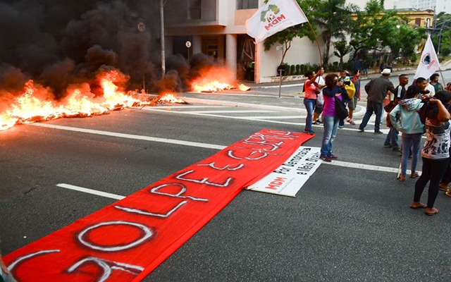 Protestos contra impeachment fecham rodovias em oito estados e em Brasília