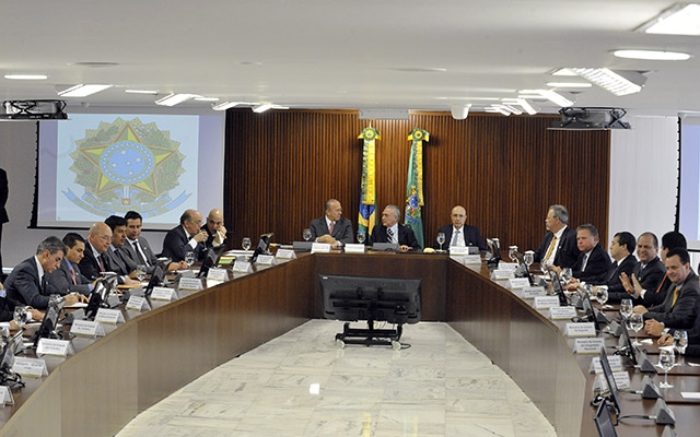 Temer prega governo  de “salvação nacional”