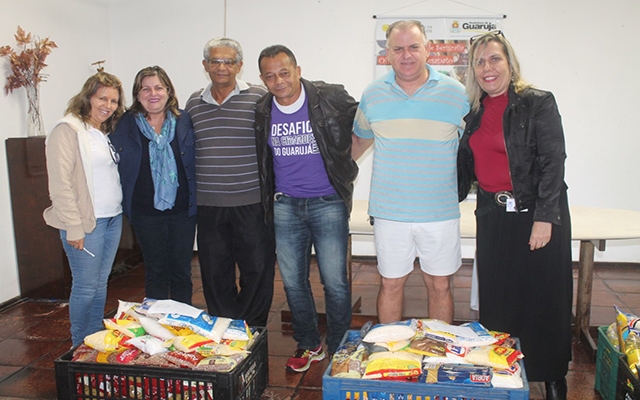 Ultramaratonistas doam 300 quilos de alimentos para o Fundo Social de Guarujá