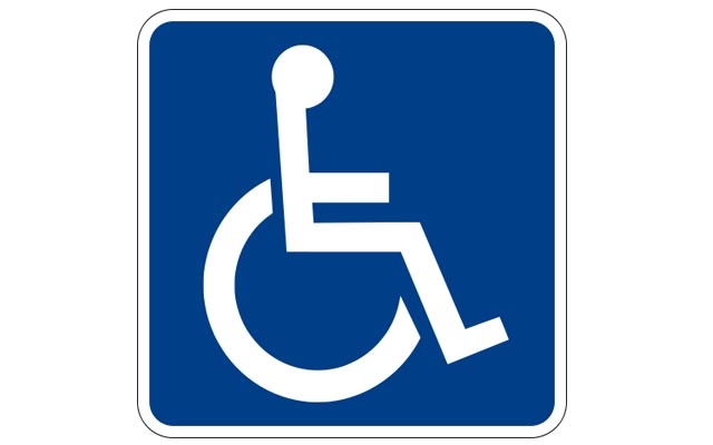 CET flagra 208 veículos estacionados em vagas especiais em shoppings e supermercados