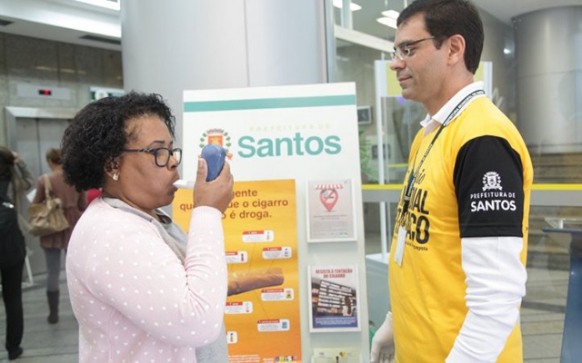 Santos utiliza monoxímetro para conscientizar sobre os males do fumo