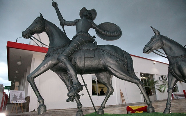 Estátua de Dom Quixote é inaugurada no Centro Espanhol | Jornal da Orla