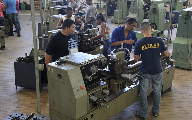 Guarujá oferece curso de torneiro mecânico para surdos | Jornal da Orla