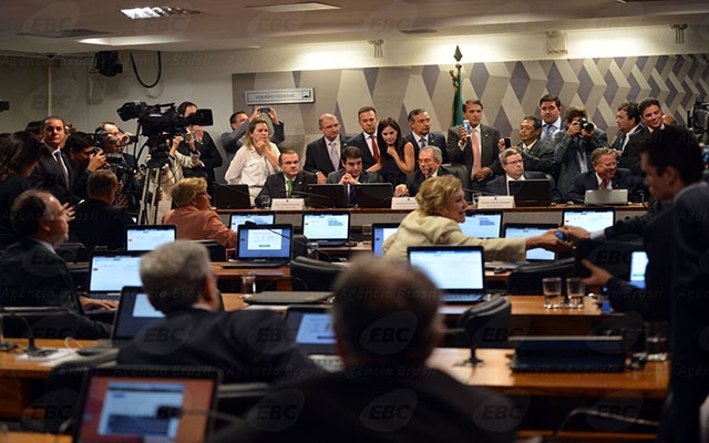 Comissão do Senado aprova relatório a favor do impeachment de Dilma