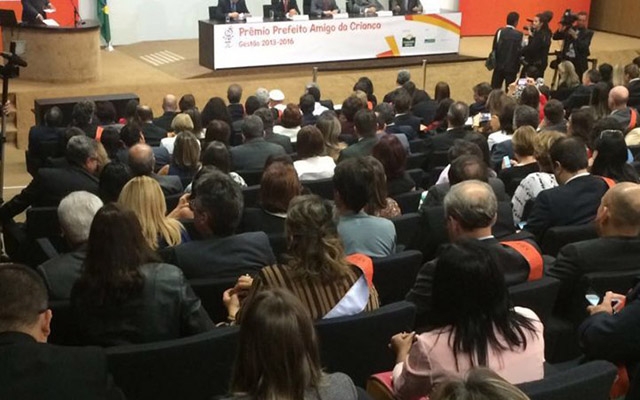 Santos recebe prêmio da Fundação Abrinq por ações para a criança e o adolescente