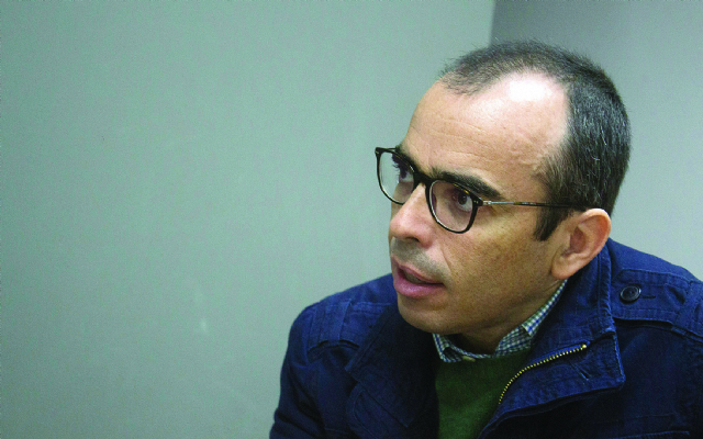 Insatisfeitos costuram aliança