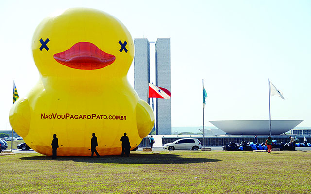 Deputados federais precisam explicar bondades com o chapéu alheio